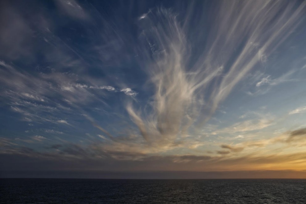 Foto Blick auf abendliches Meer mit markanter Wolkenstruktur